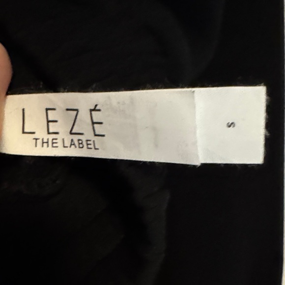 Leze the Label V-Neck Sweatshirt NWOT - Picture 5 of 5